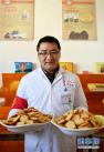 4月7日，昌都市洛隆县糌粑加工厂的安全监督员在展示糌粑饼干。