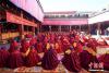 来自藏传佛教格鲁派各大寺庙的僧人们向获得“格西拉让巴”学位的僧人提出问题进行答辩。 中新社记者 何蓬磊 摄