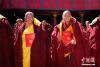 4月7日，获得“格西拉让巴”学位的僧人们。中新社 何蓬磊 摄
