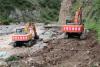2016年7月31日，山洪水毁灾害致川藏公路海通沟段严重损毁，武警交通官兵正在进行施工作业。