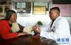 4月11日，青海省海北藏族自治州刚察县哈尔盖镇贡公麻村卫生所村医昂青（右）在为78岁的藏族老人尕卫号脉。