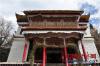 湖心岛上，坐落着1500多年历史的著名宁玛派寺庙措宗寺。中国经济网记者马常艳摄