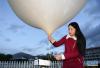 4月25日，赵静准备施放气象气球。