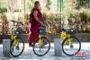 4月27日，西藏日喀则扎什伦布寺外停放的共享单车。