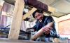 29岁的苏格村村民格桑央珍在家里编织氆氇，织好的氆氇由对口帮扶伦布雪乡的山南羊湖建筑工程有限公司收购（4月8日摄）。 