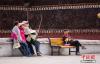 游客在扎什伦布寺拍照留念。 何蓬磊 摄