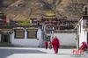 4月29日，随着“五一”小长假的到来，西藏日喀则扎什伦布寺景区旅游逐渐升温，游客人数有所增加。