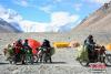 5月10日，当地民众驾驶摩托车将分类垃圾带走处理。此次“清洁行动”由中国登山协会、西藏自治区体育局主办，包括中外登山队队员、高山协作和珠峰北坡所在地定日县民众、志愿者等近百人参与。在登山沿线，来自美国、意大利、西班牙、英国、瑞士等20多个国家的登山队员也自愿参加到清理垃圾队伍。 中新社记者 陈韬彬 摄