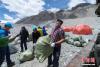 5月10日，环保志愿者们将分类垃圾装入卡车。此次“清洁行动”由中国登山协会、西藏自治区体育局主办，包括中外登山队队员、高山协作和珠峰北坡所在地定日县民众、志愿者等近百人参与。在登山沿线，来自美国、意大利、西班牙、英国、瑞士等20多个国家的登山队员也自愿参加到清理垃圾队伍。 中新社记者 何蓬磊 摄