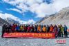 5月10日，参与“清洁行动”的人员合影。此次“清洁行动”由中国登山协会、西藏自治区体育局主办，包括中外登山队队员、高山协作和珠峰北坡所在地定日县民众、志愿者等近百人参与。在登山沿线，来自美国、意大利、西班牙、英国、瑞士等20多个国家的登山队员也自愿参加到清理垃圾队伍。 中新社记者 何蓬磊 摄