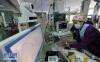 在西藏自治区人民医院儿童重症监护室里，医生使用新生儿振幅整合脑电图机在为新生儿患者监测生命体征(5月13日摄)。