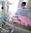 在西藏自治区人民医院儿童重症监护室里，医生在护理一名小患者（5月13日摄）。
