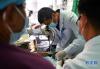 5月11日，西藏自治区人民医院重症监护室医生使用纤维支气管镜检查病人气道是否正常。