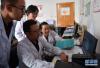 5月11日，西藏自治区人民医院肿瘤科医务人员在病房会诊病例。 
