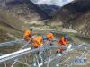 5月19日，在西藏林芝市米林县卧龙镇雅鲁藏布江南岸的山脊上，国家电网陕西送变电工程公司的职工在组塔。