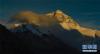 傍晚的珠峰（5月17日摄，长时间曝光）。世界第一高峰珠穆朗玛峰位于中国和尼泊尔两国边界上，海拔8844.43米，是喜马拉雅山脉的主峰。 新华社记者 普布扎西 摄