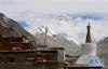 珠峰脚下的绒布寺（5月17日摄）。世界第一高峰珠穆朗玛峰位于中国和尼泊尔两国边界上，海拔8844.43米，是喜马拉雅山脉的主峰。 新华社记者 普布扎西 摄