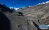 珠峰公路蜿蜒通向远处的喜马拉雅山脉(5月18日摄)。 