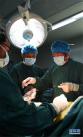 5月26日，李家谋（右一）带领拉萨市人民医院的藏族医生进行微创脊柱手术。  新华社记者 觉果 摄