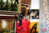 6月2日，来自国外的客商欣赏手工编织的精品挂毯，并用手机拍摄留念。当日，2017中国（青海）藏毯国际展览会（以下简称：藏毯展）在青海省国际会展中心开幕，来自中国29个省（区、市）市以及伊朗、尼泊尔、印度、巴基斯坦、德国等23个国家和地区的客商参展。藏毯展自2004年举办以来，已经成为各国地毯品牌展示、地毯业界交流、民族文化融汇的重要舞台。中新社记者 孙睿 摄