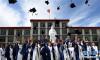 6月6日，西藏藏医学院硕士毕业生与本科毕业生合影留念。新华社记者 觉果 摄