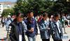 6月7日，在西藏拉萨中学考点，结束首场科目考试的考生走出考场。 