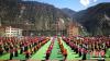 6月6日，四川甘孜藏区雅江县呷拉教育园区里的呷拉小学教室里，900余孩子们正在上课，这里是甘孜藏区的首个教育园区，学校设1至6年级18个教学班，有教职工65人。图为大山下的校园操场上孩子们正在进行课间操。 刘忠俊 摄