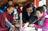 6月8日，在西藏林芝市工布江达县娘蒲乡，首都医务志愿者为僧人测量血压。新华社记者 王益亮 摄