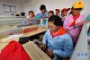6月9日，小学生们参观工作人员整理藏文历史档案。 
