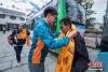 6月9日，西藏拉萨中学考点内考生参加完藏语文考试后向老师敬献哈达表示感谢。