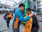 西藏高考落幕 藏族考生向老师敬献哈达