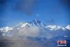 6月中旬，初夏的珠峰被皑皑白雪覆盖，与蓝天白云相映生辉。张浪 摄