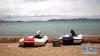 停在色林错湖边供科考用的橡皮船（6月19日摄）。新华社记者 曾涛 摄 