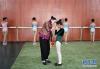 “热巴皇后”泽吉在给自己11岁的女儿德琴巴宗教授热巴，艰难的热巴舞蹈训练让女儿难受（5月6日摄）。新华社记者 普布扎西 摄