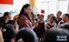 “热巴皇后”泽吉在拉萨实验小学给孩子们讲解热巴舞蹈的历史（5月12日摄）。新华社记者 普布扎西 摄
