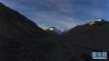 远眺珠峰。珠穆朗玛峰是喜马拉雅山脉的主峰，位于中华人民共和国与尼泊尔边界。 珠穆朗玛峰为世界海拔最高的山峰，2005年中国国家测绘局测量的岩面高为8844.43米，是世界登山爱好者们最想征服的山峰。其远近高低、早晚色彩、光线明暗等万千姿态各不相同，魅力无穷。新华网 旦增尼玛曲珠 摄