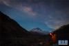 夜幕之中的珠峰。珠穆朗玛峰是喜马拉雅山脉的主峰，位于中华人民共和国与尼泊尔边界。 珠穆朗玛峰为世界海拔最高的山峰，2005年中国国家测绘局测量的岩面高为8844.43米，是世界登山爱好者们最想征服的山峰。其远近高低、早晚色彩、光线明暗等万千姿态各不相同，魅力无穷。新华网 旦增尼玛曲珠 摄
