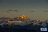 傍晚的珠峰，日照金山。珠穆朗玛峰是喜马拉雅山脉的主峰，位于中华人民共和国与尼泊尔边界。 珠穆朗玛峰为世界海拔最高的山峰，2005年中国国家测绘局测量的岩面高为8844.43米，是世界登山爱好者们最想征服的山峰。其远近高低、早晚色彩、光线明暗等万千姿态各不相同，魅力无穷。新华网 旦增尼玛曲珠 摄
