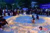 6月25日晚，近千名四川阿坝州理县各族同胞自发前往县城法治广场，点起近万盏蜡烛、酥油灯，为兄弟县茂县祈福，祈逝者长已、祈生者平安。陈科 摄