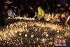 6月25日晚，近千名四川阿坝州理县各族同胞自发前往县城法治广场，点起近万盏蜡烛、酥油灯，为兄弟县茂县祈福，祈逝者长已、祈生者平安。陈科 摄