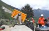 6月25日，工作人员操作能监测山体滑坡的边坡雷达在茂县山体垮塌现场监测滑坡体的变形情况。新华社记者薛玉斌摄