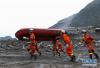 6月25日，搜救人员运送皮艇到现场。新华社记者江宏景摄
