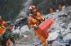 6月26日，救援人员用生命探测仪在四川茂县山体垮塌现场进行搜救。新华社记者 薛玉斌 摄