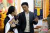 四川省藏文学校校长为藏族华侨华人子女讲述藏文化传承的重要性。 马强 摄