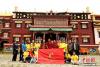 在四川省藏文学校，藏族华侨华人子女看到藏医文化和唐卡传习现状时，惊叹学校在藏文化传承与保护上所做出的努力，他们不仅被博大精深的文化深深震撼，还希望通过自己的努力把民族精神文化发扬光大。 马强 摄