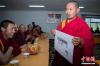 7月10日，西藏佛学院首届少年活佛班7名学员完成三年小学阶段任务，顺利毕业。毕业典礼后西藏佛学院举行首届少年活佛班的小学毕业成果展示活动。图为唐嘉活佛展示藏文书法。 中新社记者 何蓬磊 摄
