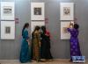 7月13日，在北京民族文化宫，来自辽阳市第一中学西藏班的学生们在展览上参观拍照。新华社记者 申宏 摄
