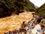 云南香格里拉虎跳峡迎来特大洪流 进入最佳观景期