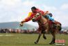 7月16日，青海省玉树藏族自治州嘉塘草原迎来一年一度的草原盛会，当地康巴男儿策马扬鞭，马背展现高超骑艺。图为马上洒甘露展示。 中新社记者 罗云鹏 摄