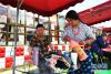 7月18日，甘肃省甘南藏族自治州碌曲县尕海乡尕秀村的一家“牧家乐”女主人拉姆措为就餐的游客盛上藏族奶茶。新华社记者 陈斌 摄